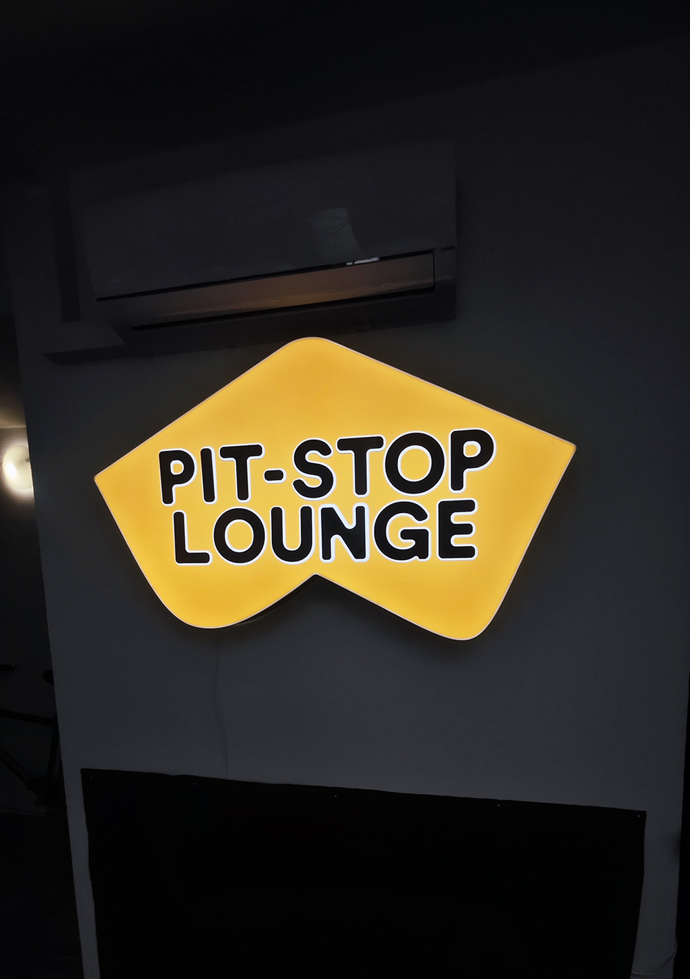 Lightboxy Pit-Stop Lounge